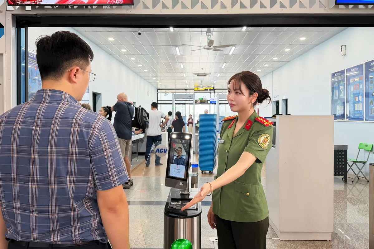 Hành khách đặt hành lý và vật dụng vào khay tại điểm soi chiếu an ninh